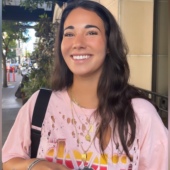 Meet your Posher, Lia - Picture 2 of 8